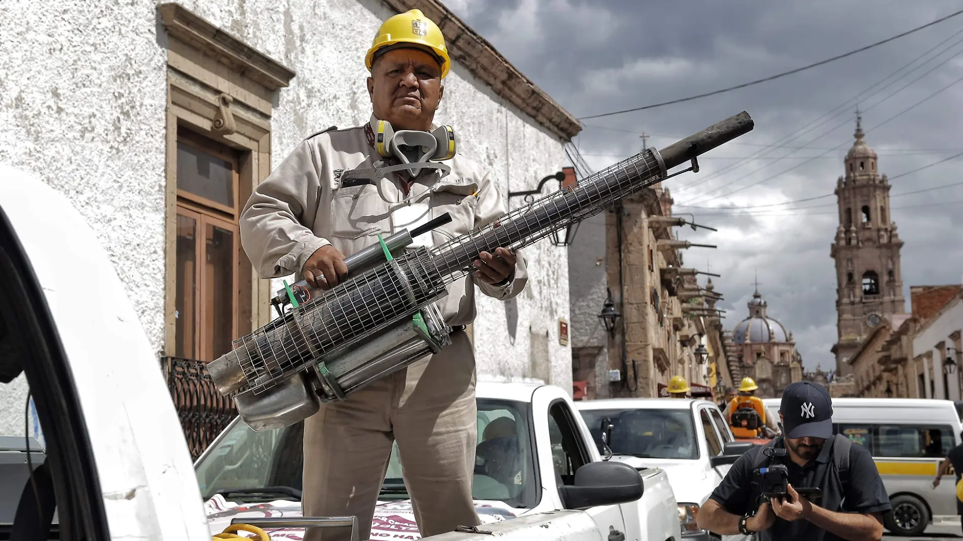 Trabajador con máquina para fumigar